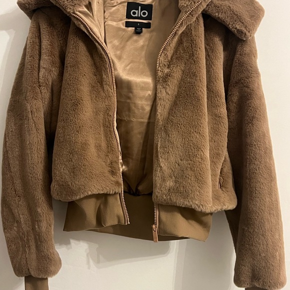Alo Faux Fur Foxy Jacket Tan Size Small NWOT Fast Ship! Never worn! - Picture 6 of 8